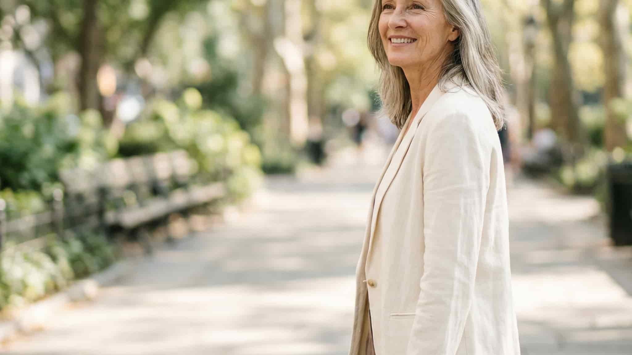 Gynecologue conseillant une femme sur les symptomes de la menopause - guide 45+