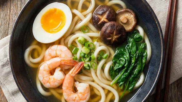 Bol de ramen aux udon, champignons, oeuf et crevettes - recette sante equilibree